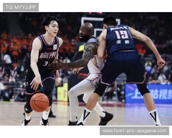 河南队中场抢断后连线顺畅，打出快速攻势